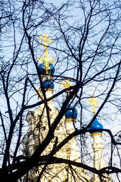 Kuppeln und Kreuze der russisch-orthodoxen Kirche durch den Büstenhalter — Stockfoto