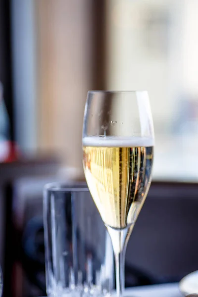 Şampanya cam cama yakın çekim shot. — Stok fotoğraf