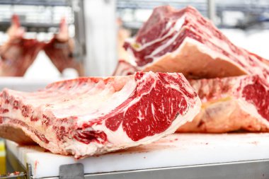 Mermer sığır eti, kesmek--dan şerit loin seçim biftek olsun