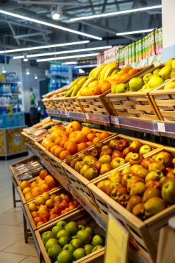 Sebze ve meyve süpermarkette alışveriş Vitrini.