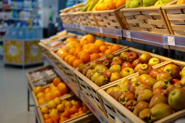 Sebze ve meyve süpermarkette alışveriş Vitrini.
