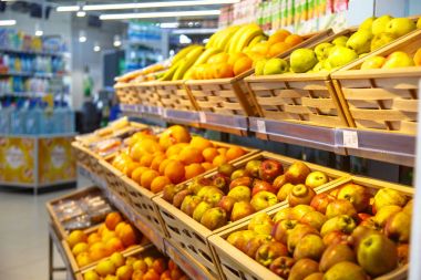 Sebze ve meyve süpermarkette alışveriş Vitrini.