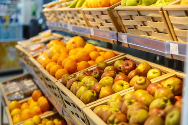 Escaparate de compras en el supermercado con verduras y frutas . — Foto de Stock