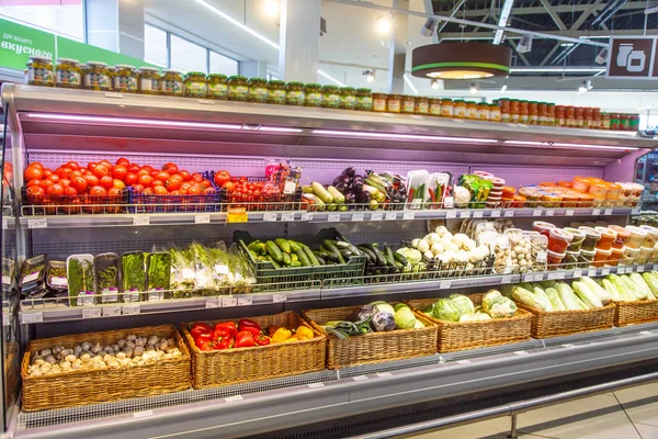 Sebze ve meyve süpermarkette alışveriş Vitrini.