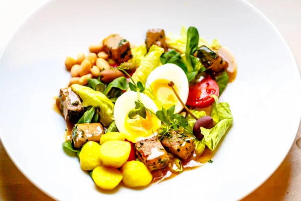 Insalata con tonno, patate, capperi, fagioli, uova e pomodori . — Foto Stock