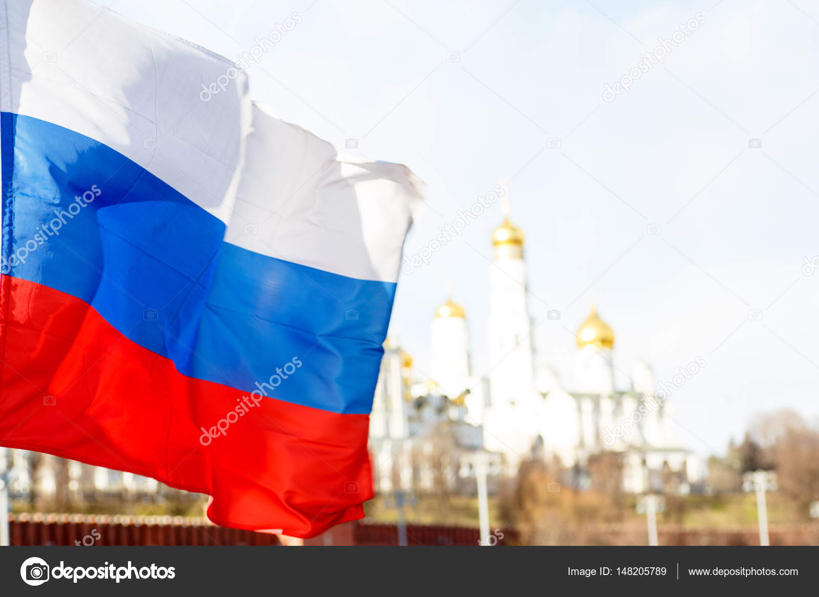 Russische Flagge auf dem Hintergrund des Moskauer Kreml - Stockfotografie:  lizenzfreie Fotos © milanchikov 148205789