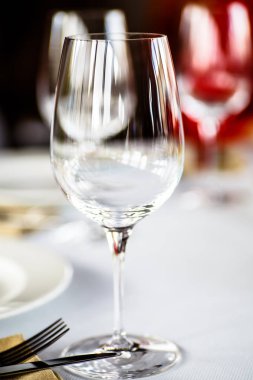 Boş bardak şarap ya da su geçerli.