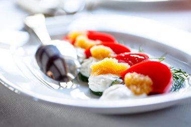 Pike havyar kremi ve domates ile.