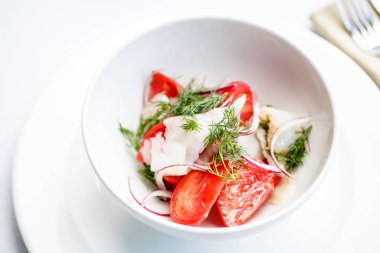 Salata domates soğan ve füme pisi balığı.