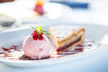 Pembe dondurma pasta tatlı bir top.