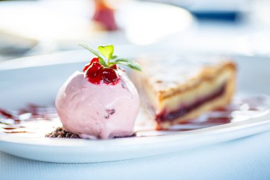 Pembe dondurma pasta tatlı bir top.