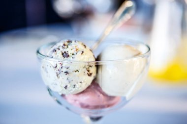 Sütlü kahve veya uzun bir bardak çiğ kahve.