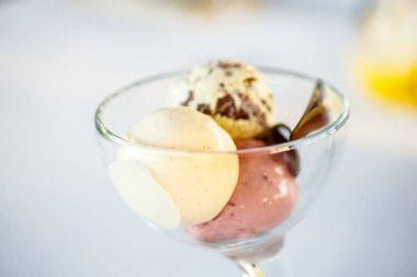 Sütlü kahve veya uzun bir bardak çiğ kahve.