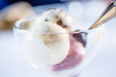 Sütlü kahve veya uzun bir bardak çiğ kahve.