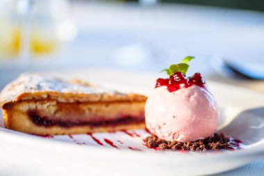 Pembe dondurma pasta tatlı bir top.