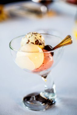 Sütlü kahve veya uzun bir bardak çiğ kahve.