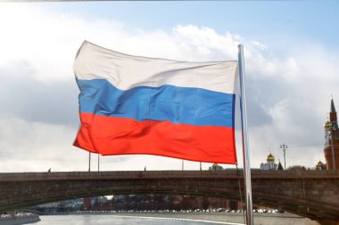 Moskova Kremlin arka plan üzerinde Rus bayrağı