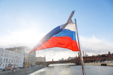 Moskova Kremlin arka plan üzerinde Rus bayrağı