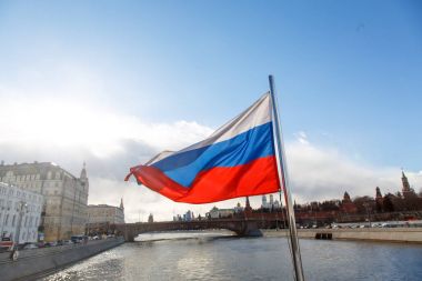 Moskova Kremlin arka plan üzerinde Rus bayrağı