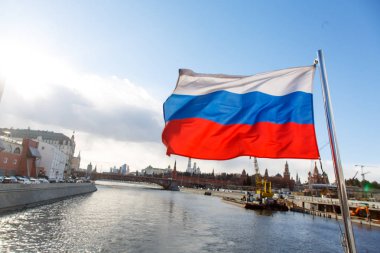 Moskova Kremlin arka plan üzerinde Rus bayrağı