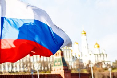Moskova Kremlin arka plan üzerinde Rus bayrağı