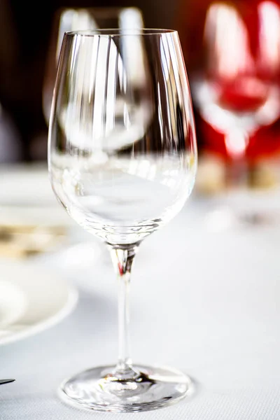 空酒杯或水是在桌子上. — 图库照片