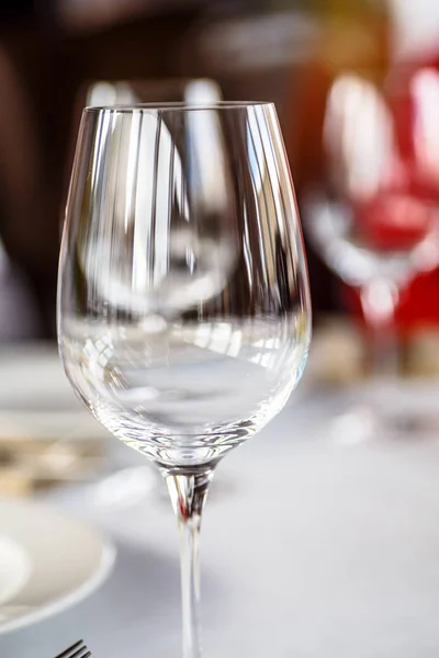 Copo de vinho vazio ou água está sobre a mesa . — Fotografia de Stock