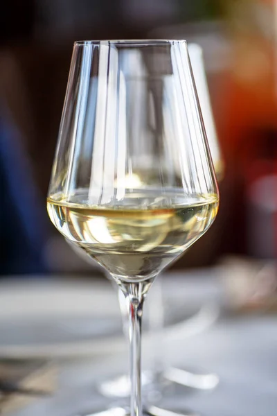 Bir kadeh beyaz şarap Restoran masada duruyor. — Stok fotoğraf