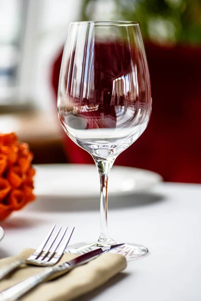 Leeres Weinglas oder Wasser auf dem Tisch. — Stockfoto