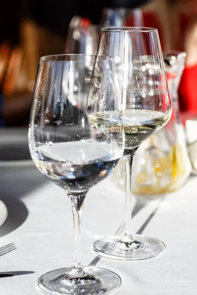 一杯白葡萄酒站在餐厅的桌子上. — 图库照片