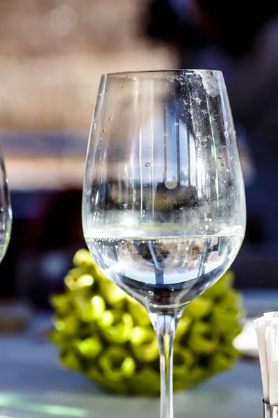 Bir kadeh beyaz şarap Restoran masada duruyor.