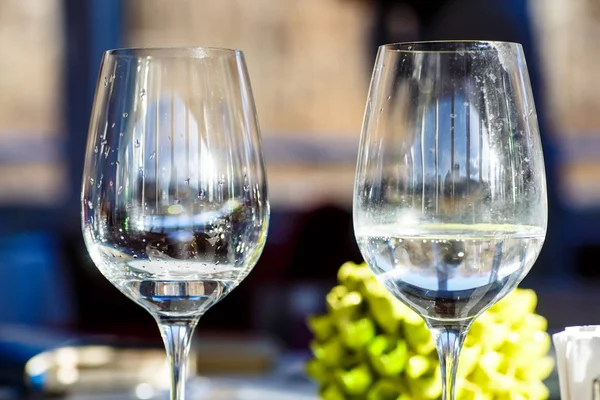 Sklenka bílého vína stojí na stole v restauraci. — Stock fotografie
