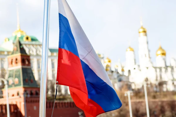 Russische vlag op de achtergrond van het Kremlin van Moskou — Stockfoto