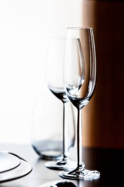 Boş şampanya ve şarap için üst üste masadaki bardaklar.