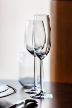 Boş şampanya ve şarap için üst üste masadaki bardaklar.