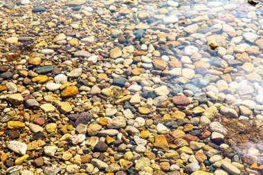 Renkli çakıllar sığ bir su birikintisi içinde alt.