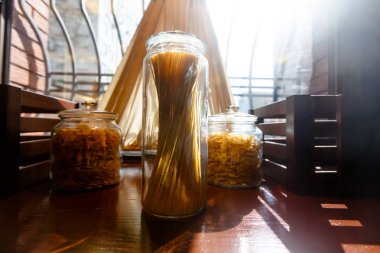 İtalyan makarna ile bankalar retr penceresinde arka plan üzerinde