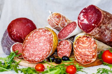 Tezgahın üzerine yalan çeşitli İtalyan sosis