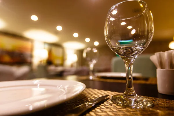 Im Restaurant stehen leere Gläser auf dem Tisch. — Stockfoto
