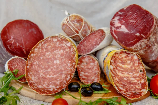 Varie salsicce italiane distese sul bancone — Foto Stock