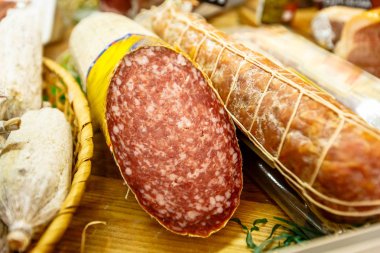 Tezgahın üzerine yalan çeşitli İtalyan sosis