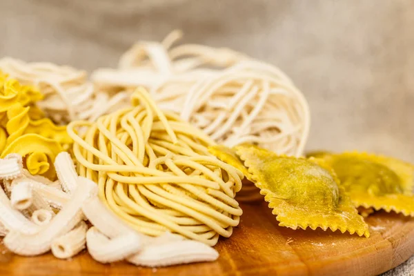 Diversi tipi di pasta e ravioli da stendere in tavola . — Foto Stock