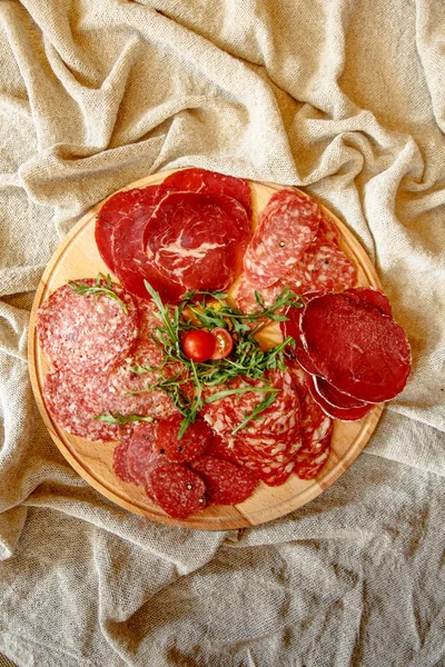 Tagliati a fette sottili di diverse salsicce italiane . — Foto Stock