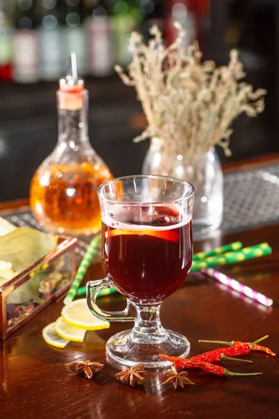 La bevanda tradizionale per sere invernali - vin brulè nel g — Foto Stock