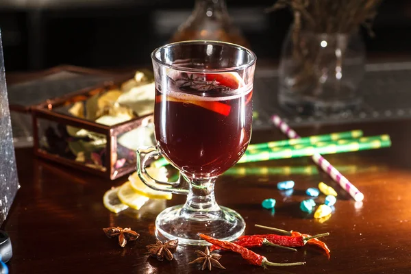 La boisson traditionnelle pour les soirées d'hiver - vin chaud dans le g — Photo