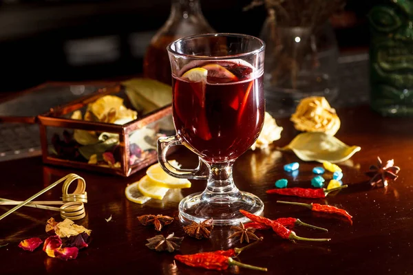 La boisson traditionnelle pour les soirées d'hiver - vin chaud dans le g — Photo