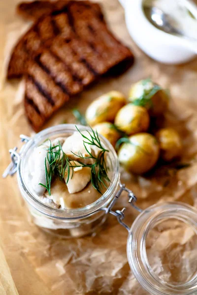 Un piatto tradizionale della cucina russa - funghi salati (Gruzdi — Foto Stock