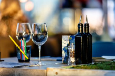 Bir kadeh şarap ve bazı kalemler restaura tabloda olduğu