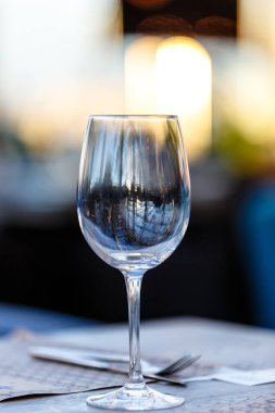 Şarap cam restoranda masa üzerinde duruyor. İyi akşamlar, s