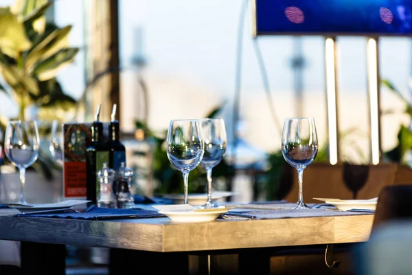 Weinglas steht auf dem Tisch im Restaurant. Abend, die s — Stockfoto